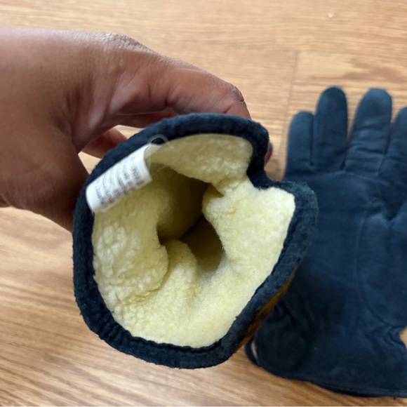 Isotoner Plaid and Blue Warmer Winter Gloves - Picture 4 of 5